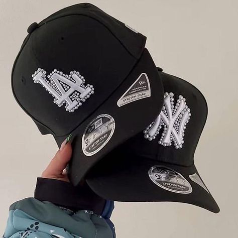 Custom New Era Hats, Streetwear Caps, Custom Fitted Hats, Swag Hats, Trendy Outfit Inspo, Dope Hats, Hat Aesthetic, Streetwear Girl, Dr Shoes