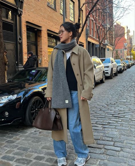 Asian influencer in New York styles a trenchcoat and scarf. Trenchcoat Aesthetic, Michelle Choi, Fall Chic Outfits, November Outfits, Japan Winter, Cute Casual Outfit, Chic Outfits Classy, Nyc Outfits, New York Outfits