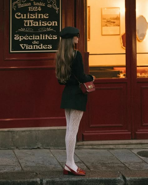 Woman Beauty. Excellence starts with your attire. Pontafino. #Pontafino #OldMoney #Luxury #Billionaire #Millionaire #Elite #Money #Rich #Lifestyle #Wealth Baret Outfit, White Tights, Paris Outfits, Tights Outfit, Mode Inspo, Rilakkuma, 가을 패션, Mode Vintage, Mode Inspiration