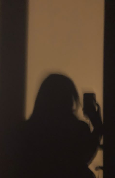 Shadow Pics, Spiegel Selfie, Aesthetic Profile Picture Cartoon Soft, Instagram Profile Pic, Girl Shadow, Beautiful Profile Pictures, Shadow Video, Shadow Photography, Shadow Photos