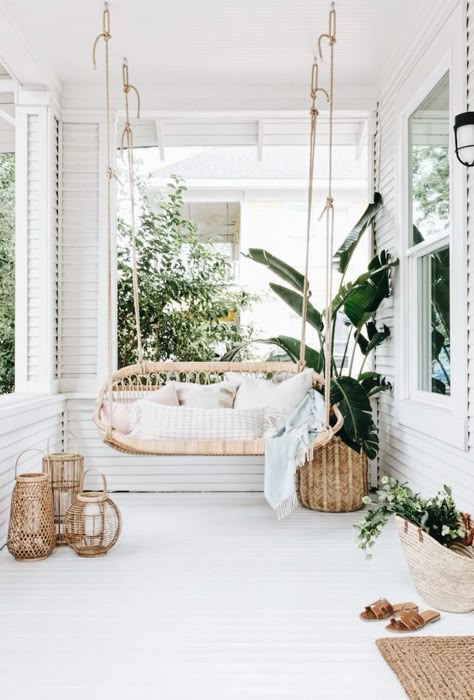 Patio swing. Boho style. #home #style Patio Swing, Design Del Prodotto, Style At Home, Farmhouse Kitchen Decor, Scandinavian Home, Dream Decor, Porch Swing, Handmade Home, Home Fashion