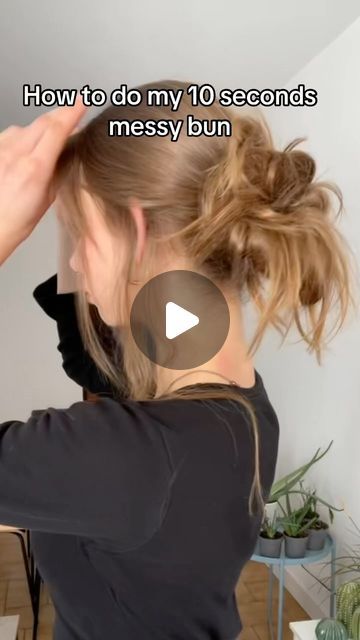 Messy Hair Bun Tutorial, Low Bun Tutorials, Low Messy Buns, Cute Messy Buns, Sanggul Modern, Easy Messy Bun, Messy Hair Bun, Bun Tutorials, Messy Bun Tutorial