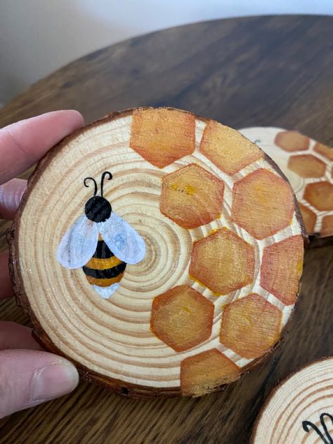 Coaster Ideas Wood, Cute Couple Diy Crafts, Round Wooden Painting Ideas, Acrylic Wood Painting, Wood Slices Painting, Bee Painting Ideas, Wood Coaster Painting Ideas, Painting Ideas Wood, Bee Diy Decor