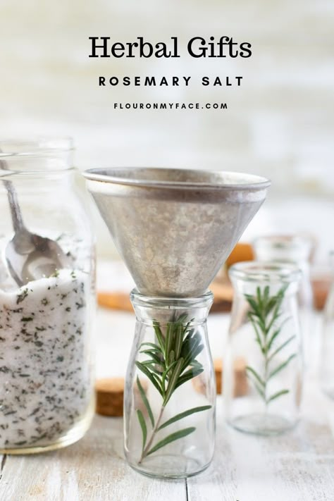 Rosemary Salt makes an easy herbal gift for the holidays. Consumable Christmas Gifts, Rosemary Salt Recipe, Flavored Salts Recipes, Herb Salt Recipe, Herbal Salt, Herb Salt, Herb Gifts, Rosemary Salt, Salt Gifts