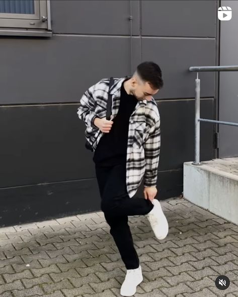 Outfit Sobrecamisa Hombre, Black And White Flannel Outfit Men, Flannel Fits, Black Men Fashion Urban, Mens Business Casual Outfits, 90s Fashion Men, Pants Outfit Men, Trendy Boy Outfits, Aesthetic Outfits Men