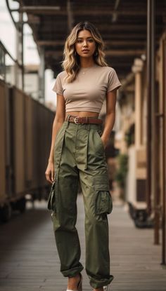 Nanny Outfit, Safari Outfit, Paperbag Hose, Safari Outfits, Cargo Outfit, Cargo Pants Outfit, Joggers Outfit, Green Cargo Pants, Foto Poses