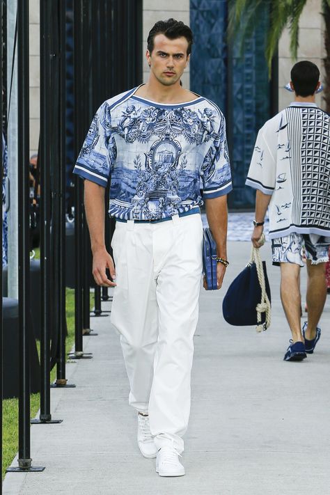 Dolce & Gabbana Spring 2021 Menswear Collection - Vogue Dolce And Gabbana Men, Dolce And Gabbana Fashion Show, F Men, Dolce Gabbana Men, Male Fashion Trends, Milano Fashion Week, Dolce E Gabbana, Dolce And Gabbana Man, Male Fashion