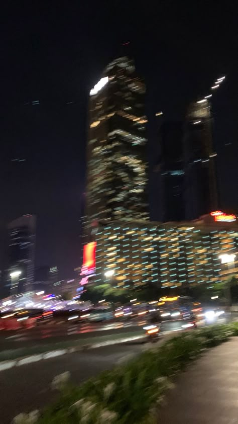 Blurry City Pics, Dark Motion Blur Aesthetic, Midnight Pictures Aesthetic, Blury Wallpapers Aesthetic, Blurred City Background, Midnight City Wallpaper, Midnight Street Aesthetic, Blurry City Wallpaper, Blurred Pictures Aesthetic