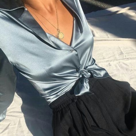 Online Vintage Stores, Minimalist Moda, Satin Bluse, Chique Outfits, Tumblr Fashion, Street Style Trends, Satin Shirt, Satin Blouse, Looks Style