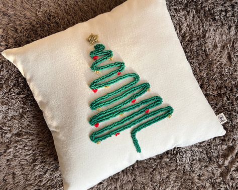 Christmas Punch Needle, Punch Needle Cushion, Best Christmas Tree Decorations, Pillow Cozy, Xmas Pillows, Needle Cushion, Cushion Embroidery, Winter Pillows, Christmas Punch