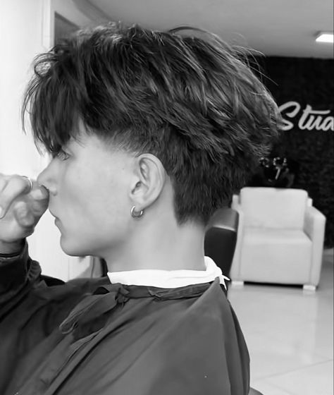 Fade Haircut Men's Straight Hair, Alternative Mens Haircut, Windbreaker Haircut, Feminine Haircuts For Men, Asian Mod Haircut, Korean Mens Haircut, Blowout Taper Middle Part, Undercut Straight Hair, Two Block Middle Part