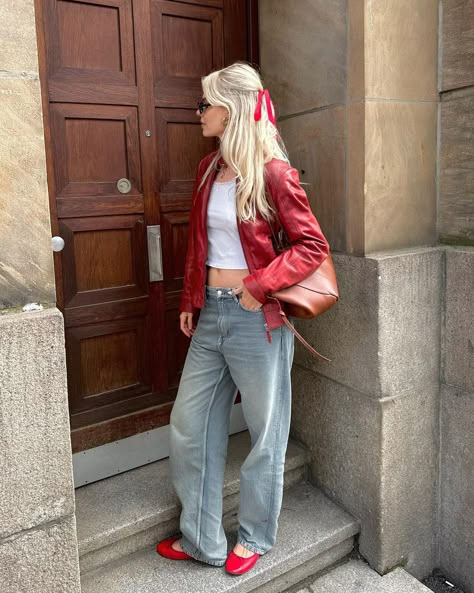 Can’t stop won’t stop wearing red 🍎 | Instagram Red Ballet Flats Outfit, Red Flats Outfit, Red Shoes Outfit, Flat Shoes Outfit, Red Ballerinas, Ballet Flats Outfit, Red Ballet Flats, Ballerina Outfit, Latina Outfits