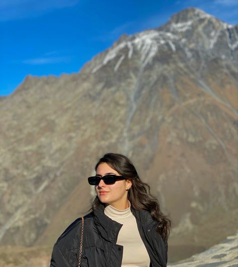 Photoshoot Ideas On Mountain, Mountains Pose Ideas, Photo Poses In Mountains, Mountain Photo Poses, Mountain Outfit Aesthetic, Mountain Style Fashion, Photoshoot In Mountains, Mountain Aesthetic Outfit, Mountain Photo Ideas Instagram