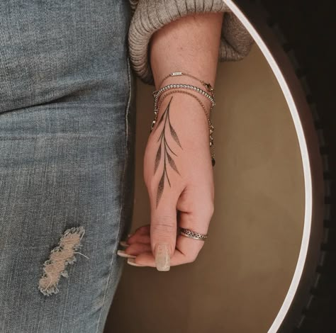 Shop Minimum Tattoo Ideas, Thumb Tattoo Ideas, Thumb Tattoo, Tattoo Main, Thumb Tattoos, Tattoos Cool, Hand And Finger Tattoos, Hand Tats, Simple Henna Tattoo