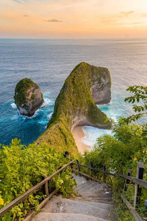 The famous T-Rex shaped beach - Kelingking Beach - is one of the best places to see on Nusa Penida. Click here to read a complete guide for visiting Kelingking Beach including how to get there, what is the best time for visiting and what to expect! | Best things to do on Nusa Penida | Visiting Nusa Penida | Kelingking Beach Guide | T-Rex Beach Bali | Bali bucket list | Off the beaten places in Bali | What to do on Nusa Penida | Best places on Nusa Penida | Bali bucket list Bali Famous Place, Kelingking Beach Bali, Penida Island Bali, Bali Images, Nusa Penida Bali, Kelingking Beach, Bali Bucket List, Bali Vacation, Beach Bali