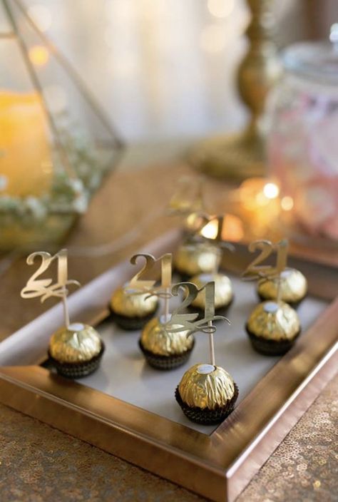 21st Birthday Table Decorations, Elegant 21st Birthday, Classy 21st Birthday, Rose Balloon, 21st Birthday Diy, Balloon Bunches, 21st Birthday Party Ideas, Golden Bday, 21 Party