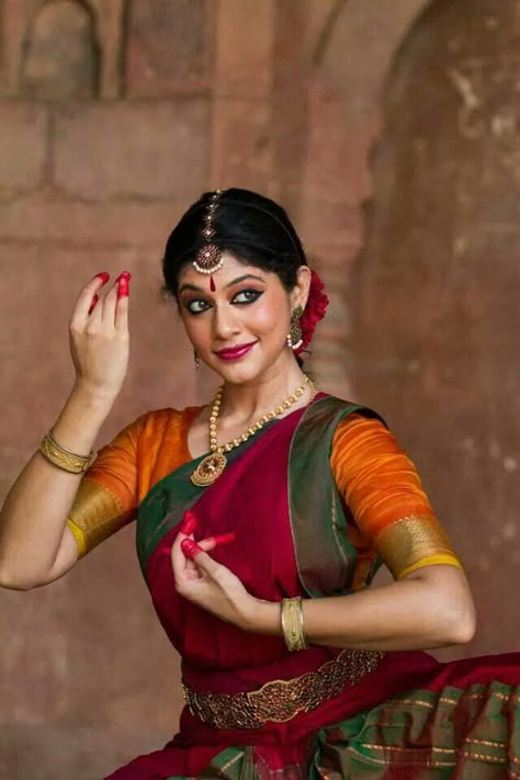 Nice colour Bharatnatyam Poses, Dancing Painting, Bharatanatyam Costume, Bharatanatyam Dancer, Indian Classical Dancer, Bharatanatyam Poses, Kathak Dance, Dance Of India, Dance Forms