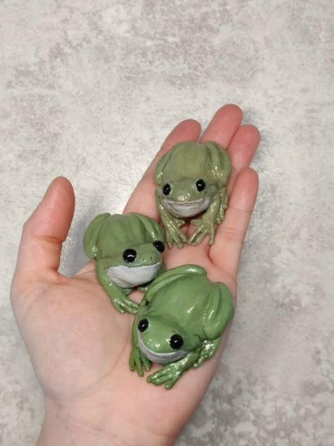 Polymer Clay Tree Frog, Frog Made Out Of Clay, Clay Tree Frog, Realistic Clay Animals, Diy Clay Frog, Frog Clay Art, Ceramics Frog, Air Dry Clay Frog, Frog Clay Sculpture