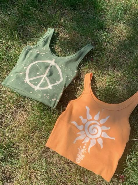 Bleach Sun Shirt, Cloth Bleaching Ideas, Bleach Top Ideas, Fabric Clothes Design, Painted Shirts Diy, Thrift Ideas Clothes, Hippie Granola Outfits, Diy T Shirt Ideas Paint, Painted Tee Shirts