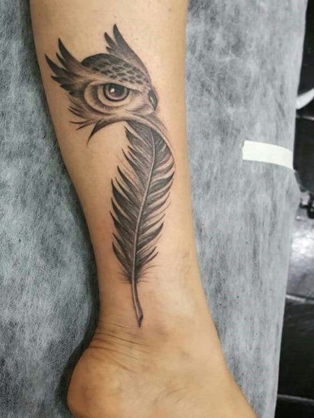 Feather Tattoo Art, Tattoo Plume, Owl Feather Tattoos, Eagle Feather Tattoos, Owl Eye Tattoo, Feather Tattoo Meaning, Owl Tattoo Drawings, Indian Feather Tattoos, Hippie Tattoo