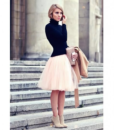 20 Chic Tulle Skirt Outfit Ideas | StyleCaster Rok Tile, Tulle Skirts Outfit, Gonna In Tulle, Pink Tulle Skirt, Feminine Skirt, Mode Tips, Chique Outfits, Tulle Skirts, Skirt Outfit