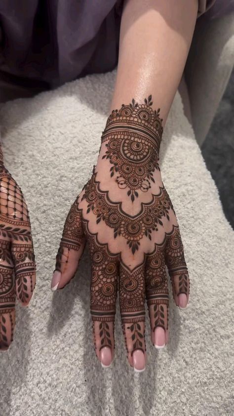 Beautiful Simple Mehndi Design, Front Mehndi Design, Finger Henna Designs, Henna Tattoo Designs Hand, Mehndi Designs Bridal Hands, Simple Henna Tattoo, Latest Henna Designs, Simple Mehndi Designs Fingers, Very Simple Mehndi Designs