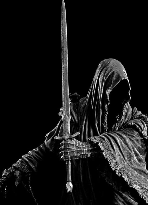 A Nazgul, a wraith, one that is neither living or dead, once a great king of Men, now a slave to his greed. Nazgul Tattoo, Witch King Of Angmar, Lotr Tattoo, Lord Of The Rings Tattoo, Trippy Drawings, Middle Earth Art, Lotr Art, Fellowship Of The Ring, Jrr Tolkien