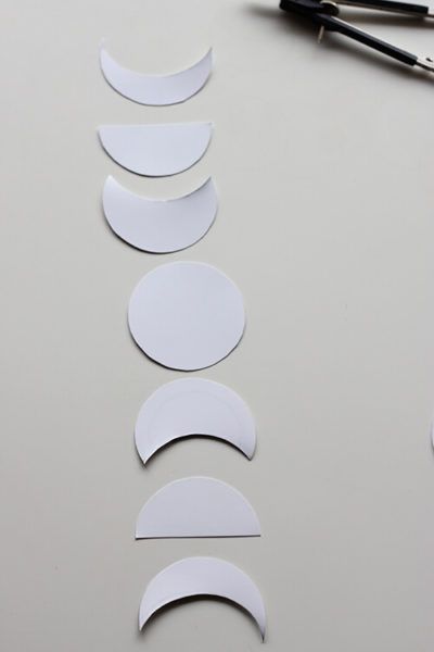 Moon Phases Hanging Decor, Clay Moon Phases Diy, Moon Wall Hanging Diy, Diy Moon Wall Decor, Wall Craft Ideas With Paper, Diy Wall Decoration Ideas For Bedroom, Moon Diy Decor, Diy Moon Decor, Wall Decor Bedroom Diy