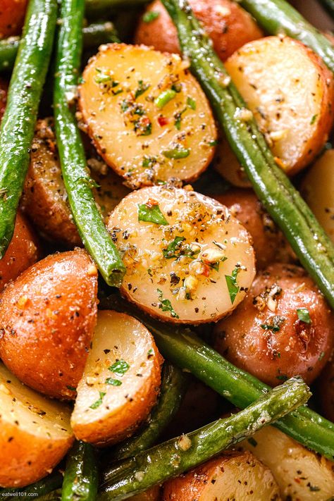 single Roasted Garlic Potatoes, Bbq Side Dish Recipes, Potatoes And Green Beans, Garlic Roasted Potatoes, Bbq Side Dishes, Holiday Sides, Roasted Vegetable Recipes, Garlic Potatoes, Roasted Green Beans