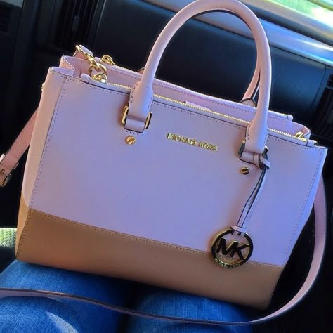 Bloomingdales Sac Michael Kors, Outlet Michael Kors, Beige Purses, Kampot, Michael Kors Selma, Michael Kors Outlet, Blue Pumps, Crossbody Wallet, Prada Handbags