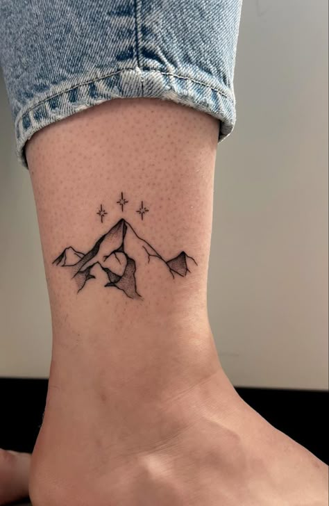 Rhys Tattoo Acotar, Mountain With 3 Stars Tattoo, Acotar Rhys Knee Tattoo, Acotar Mountain Tattoo Knee, Throne Of Glass Tattoo Wyvern, Velaris Tattoo Knee, Acotar Best Friend Tattoos, Mountain And Stars Tattoo Acotar, Valeris Tattoo Acotar