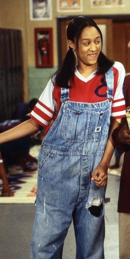 90s Fashion Celebrities Style Icons, 90s Fashion Ashley Banks, Overalls Outfit Streetwear, Overall Outfits 90s, 90s Dungarees Outfit, Late 90s Outfits, 90s Women Outfits, 90s Tomboy Outfits, Baggy Overalls Outfit 90s