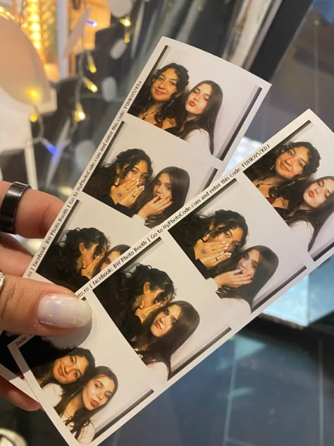 Photo Booth Picture Ideas With Friends, Cute Photo Booth Poses Friends, Photobooth Pics Aesthetic, Photobooth Photos Aesthetic, Photo Booth Aesthetic Friends, Photobooth Friends Aesthetic, Friends Photobooth Ideas, Photobooth Ideas Best Friends, Photobooth Photo Ideas