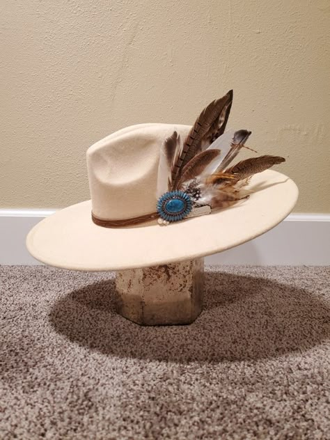 DIY wide flat brim hat with feathers, vintage turquoise broach pin, leather band, pearls and spoon handle. Wide Brim Hat With Feather, Cowboy Hats With Feathers, Fedora Hat With Feathers, Diy Brim Hat, Cowgirl Hats Western Summer, Cowgirl Hat Bands Westerns, Decorated Western Hat, Cowgirl Hat With Feather, Turquoise Hat Band