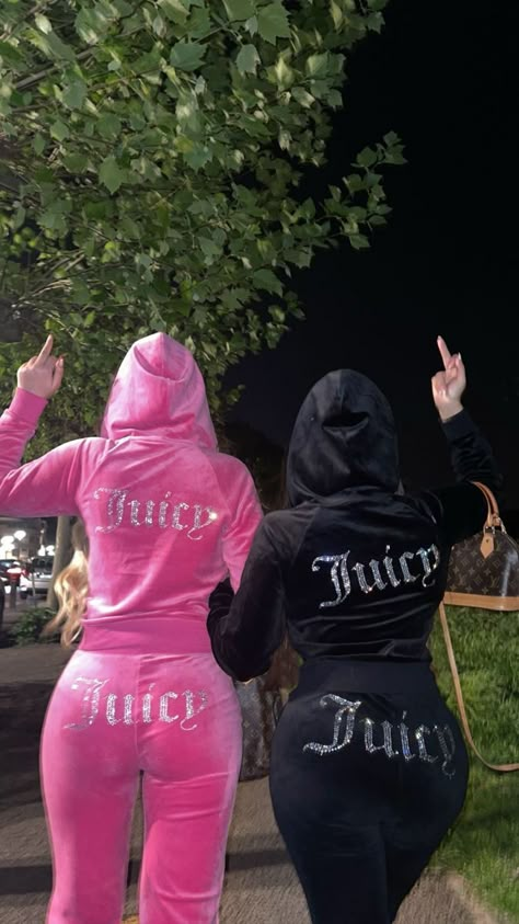 Juicy Couture Clothes, Juicy Tracksuit, Matching Outfits Best Friend, Juicy Couture Tracksuit, Mode Zara, Looks Party, Cute Friend Photos, 2000s Fashion Outfits, Looks Black