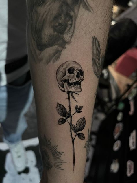 #tattoo #skull #tattooideas Skull And Stars Tattoo Design, Creepy Skull Tattoo, Little Skull Tattoo, Small Skull Tattoos For Men, Minimal Skull Tattoo, Mini Skull Tattoo, Inverted Tattoo, Gothic Tattoo Men, Small Realism Tattoo