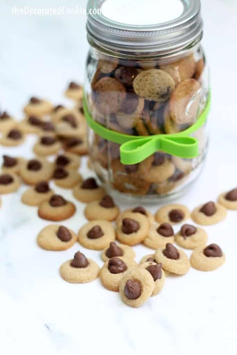 Mini chocolate chip cookies packaged in mason jars are a cute homemade gift idea. These cookies are teeny, tiny, bite-size chocolate chip cookies. #chocolateChipCookies #recipe #minicookies #masonjar Cookies In A Jar, Mansion Rooms, Biscuits Packaging, Mini Chocolate Chip Cookies, Cookies Packaging, Bread Packaging, Ultimate Cookies, Baking Packaging, Dessert Packaging