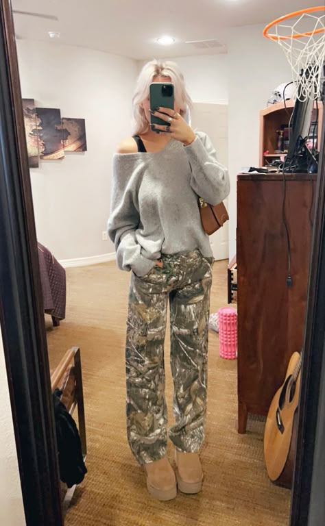 Platform ugg, camo pant outift Cano Pants Outfit Winter Casual, Hunting Print Pants Outfit, Wood Camo Pants Outfit, Fall Outfits Camo Pants, Camo Pants Outfit 2023, Tree Print Pants Outfit, Camo Pants And Uggs Outfit, Trendy Camo Outfits, Outfits For Camo Pants