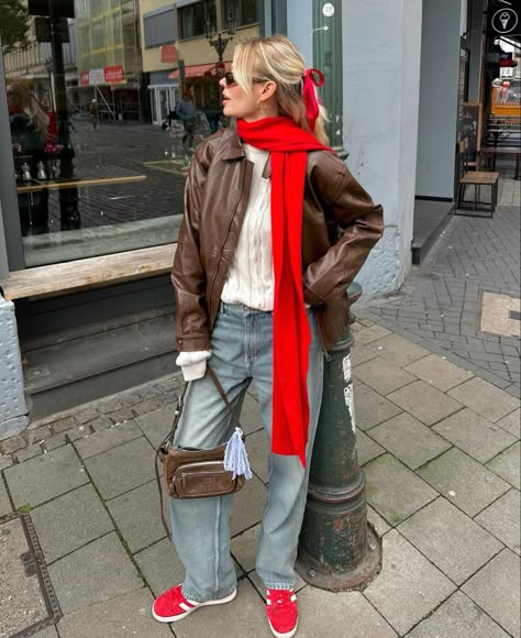 New York Style Winter, New York Winter Outfit Street Style, Red Accent Outfit, Brown And Red Outfit, Red And Brown Outfit, New York Street Style Winter, Italy Outfits Winter, Rome Street Style, Red Scarf Outfit