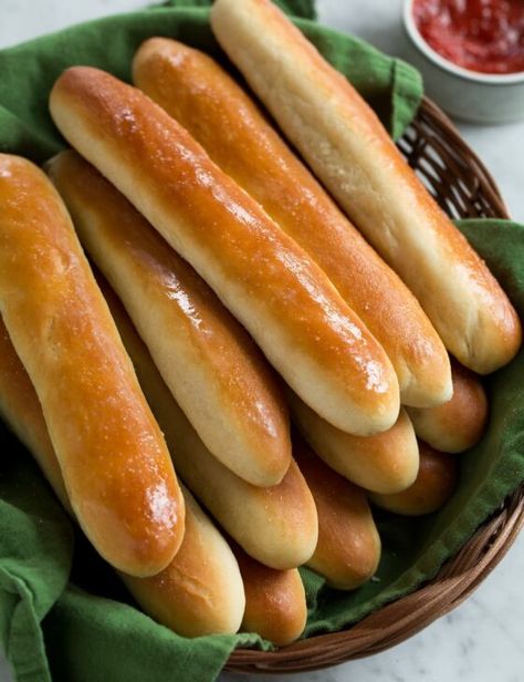 Garden Bread, Olive Garden Breadsticks, Homemade Breadsticks, Breadsticks Recipe, Olive Garden Copycat, Olive Garden Recipes, Bread Sticks Recipe, Bread Sticks, Pasta E Fagioli