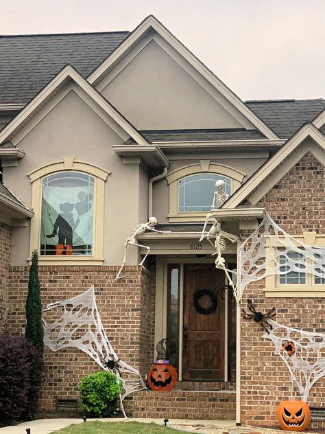 Spooktacular Halloween decorating with skeletons climbing a house #skelliefun #lake #halloween #ribtickling #spinetingling #humerus ©homeiswheretheboatis.net Decorating With Skeletons, Skeletons For Halloween, Halloween Wonderland, Skull Cookies, Halloween Skeleton Decorations, Skeleton Crew, Candy Cocktails, Dog Skeleton, Skeleton Decorations