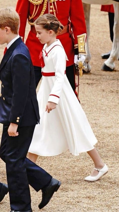 Princess Charlotte Dresses, Princesa Charlotte, Makeup Advertisement, Royal Family Fashion, Perfect Makeup Look, Queen Kate, Kate Middleton Prince William, Kate And Meghan, Royal Family England