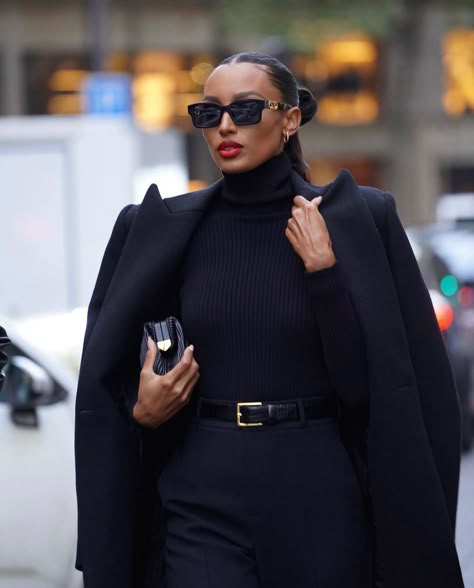 Luxury Outfits Women, Jasmin Tookes, Quiet Luxury Style, Quiet Luxury Fashion, Quite Luxury, How To Look Expensive, Luxury Wardrobe, Woman In Black, Jasmine Tookes