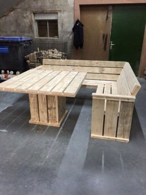 Easy pallet furniture projects for beginners 29 Table Palette, Pallet Furniture Designs, Pallet Projects Furniture, Pallet Couch, Pallet Sofa, Pallet Decor, Wooden Pallet Projects, Pallet Outdoor, Pallet Crafts