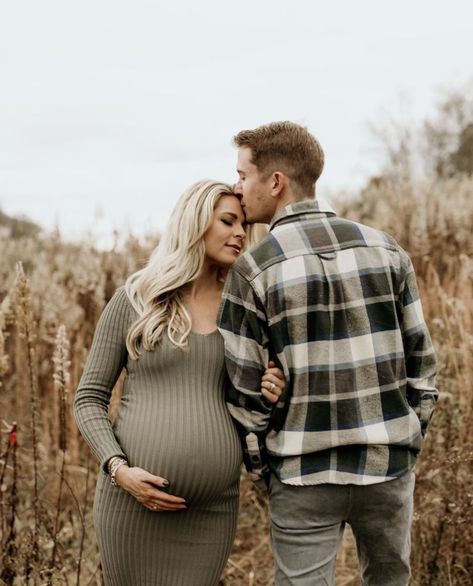 Married Couple Picture Poses, Fall Boho Maternity Photoshoot, Fall Maternity Shoot, Winter Maternity Pictures, Maternity Photography Fall, Fall Maternity Pictures, Couple Maternity Poses, Photo Shoot Poses, Maternity Picture Outfits