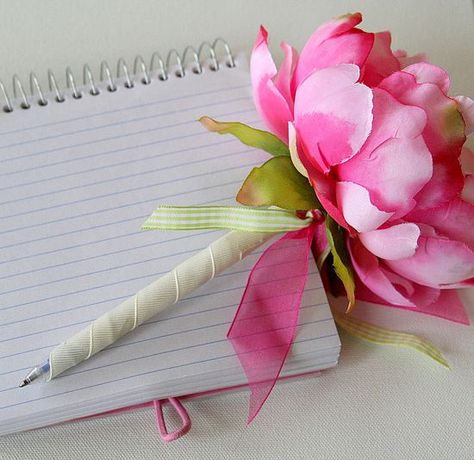 How to make a flower pen. A whole vase of these would look cool! And no one would steal them! Diy Flower Pens Ideas, Flower Pens Bouquet, Pen Decoration, Flower Wand, Diy Pens, Pen Toppers, Flower Pens, Pen Diy, Pretty Pens