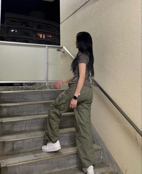 Kpop Cargo Pants Outfit, Korean Cargo Pants Outfit, Warm Tone Outfits Style, Cargo Pants Ideas, Cargo Pants Ootd, Ootd Cargo Pants, Cargo Outfit Ideas, Cargo Pants Outfit Summer, Cargo Pants Outfits Women