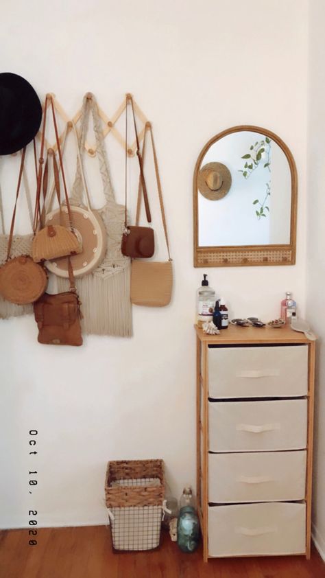 Rattan Room Ideas, Clean Boho Apartment, Simple Student Room Decor Ideas, Bamboo Room Decor, Boho Storage Ideas Bedrooms, Rattan Small Bedroom Ideas, Rattan Bedroom Aesthetic, Boho Room Wardrobe, Rattan Shelves Bedroom