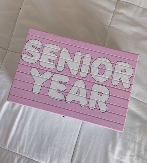 Senior Year Ideas Memories, Graduation Memories Ideas, Senior Box Ideas, Memories Box Diy, Senior Boxes, Senior Year Diy, School Memories Scrapbook, Senior Year Scrapbook, Memory Box Ideas