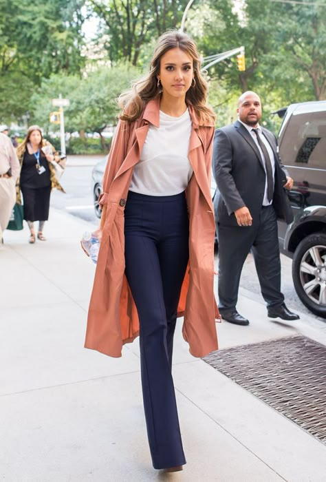 Jessica Alba trench coat and trousers Jessica Alba Style, Street Style 2016, Poppy Delevingne, Chanel Cruise, Kendall Jenner Outfits, Looks Street Style, Nice Outfits, Meryl Streep, Soft Classic